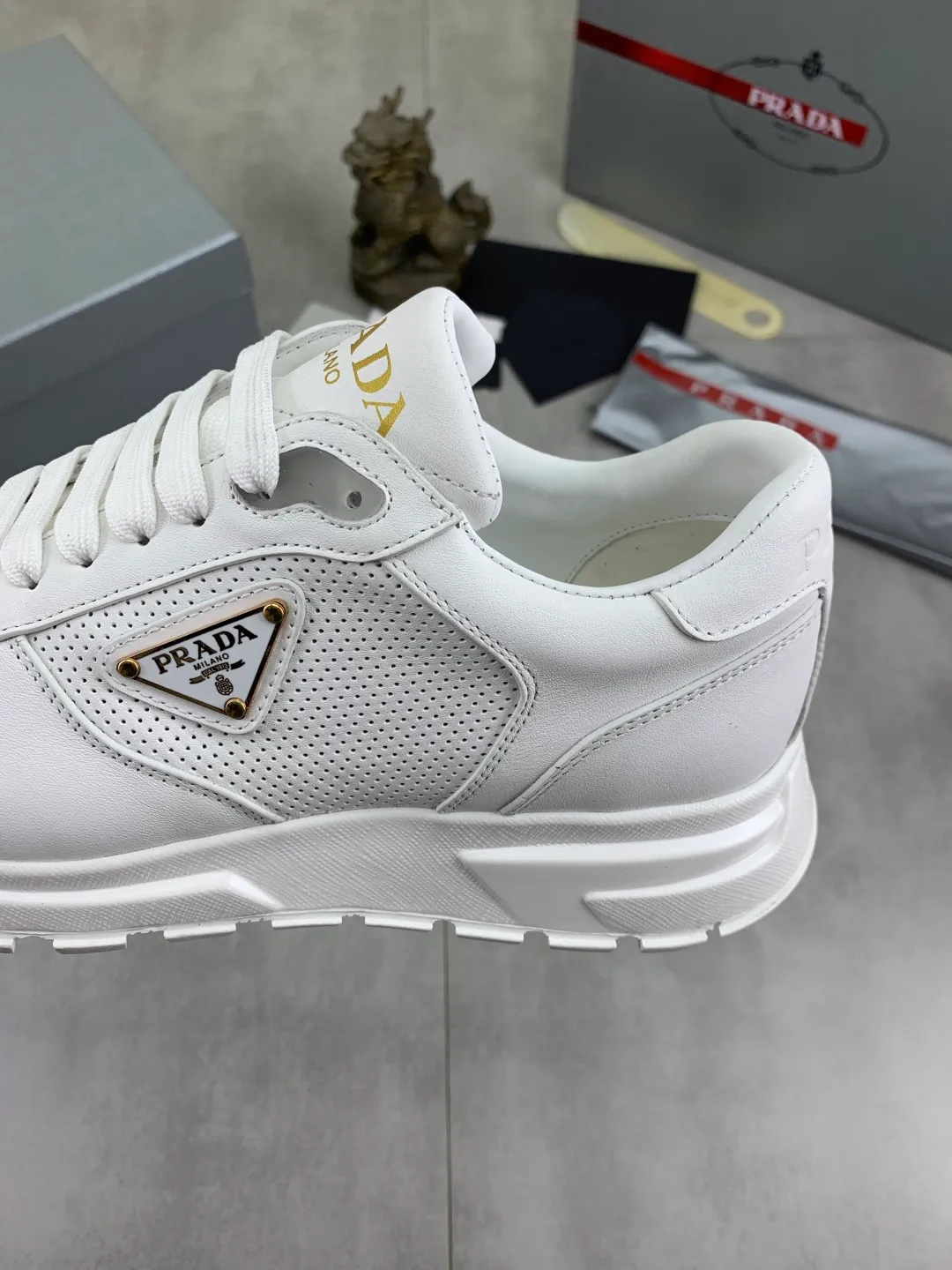 Men's shoes 💰P520 new (higher version) new PRADA (Prada) classic models are on the market at the same time, new men's shoes, 😘fabrics are selected from original imported calfskin. First layer of imported cowhide lining. The original version is awesome! 👍🏿Original open-molded non-slip PU outsole, with exquisite lines, simple and elegant, super comfortable and classy on foot, suitable for leisure travel. Code number: 38-45 (46 customized) 2️⃣ colors available